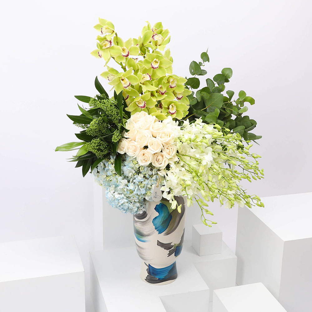 الزهور البيضاء والزرقاء | مزهرية كلاسيكية