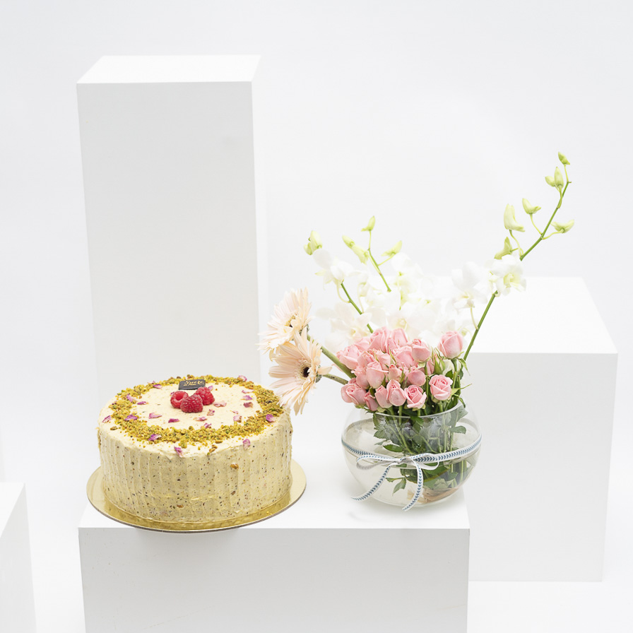 كيك الفستق من  سكر الندى | زهور رقيقة