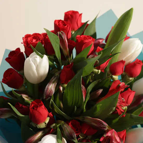 Laviviane Big Vienna Cake | Breezy Tranquil Flower Bouquet