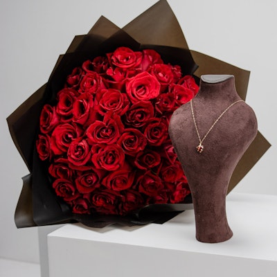 L'Azurde Red-Heart Necklace & 50 Red Roses