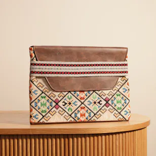 Kaseb Al Diriyah Pouch
