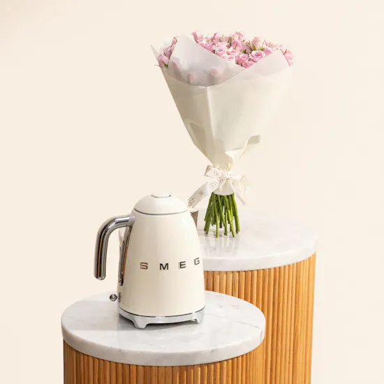 Smeg Retro Style Electric Kettle 1.7 Liter | Baby Roses Bouquet