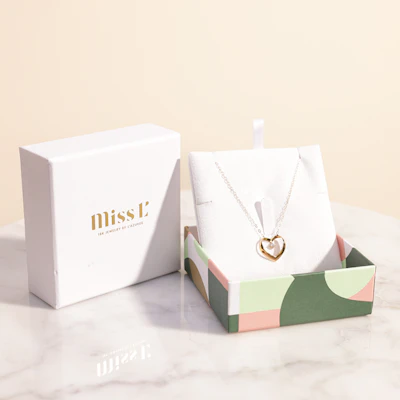 قلادة ذهبية علي شكل قلب من مس ال من لازوردي قلادة ذهبية علي شكل قلب من مس ال من لازوردي