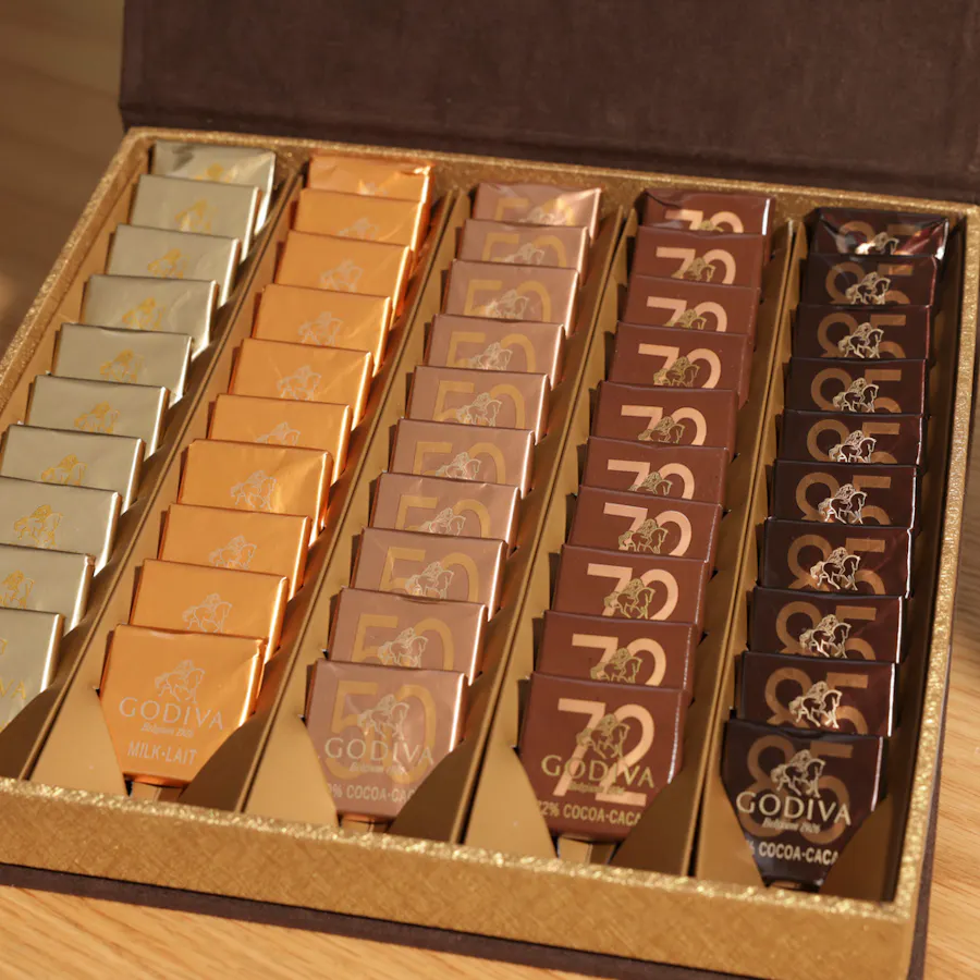 Godiva Brown Carre Box | Red Baby Roses 5