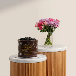 Floward Chocolate Blueberry Birthday Cake | Glam Flower Vase Floward Chocolate Blueberry Birthday Cake | Glam Flower Vase