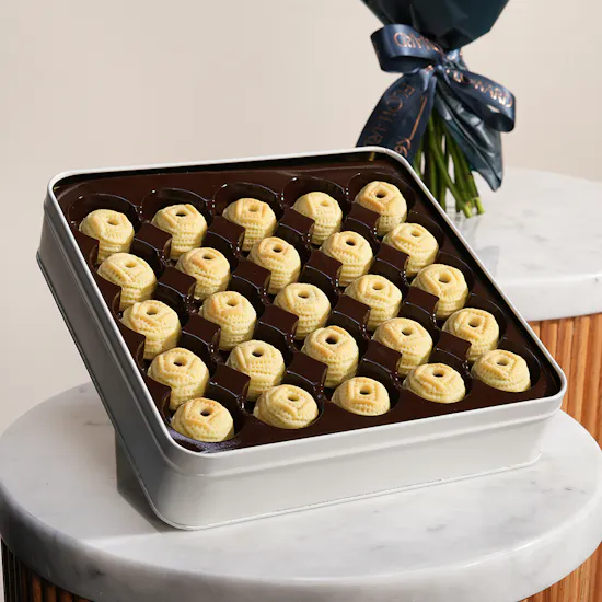 Kaek Blady Mamoul Semolina with Ajwa | White Roses