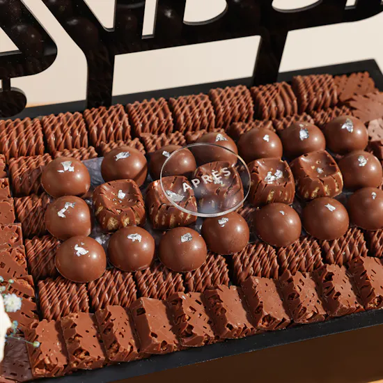 Après Al Ghaly Chocolate Tray | Elegant White Flowers