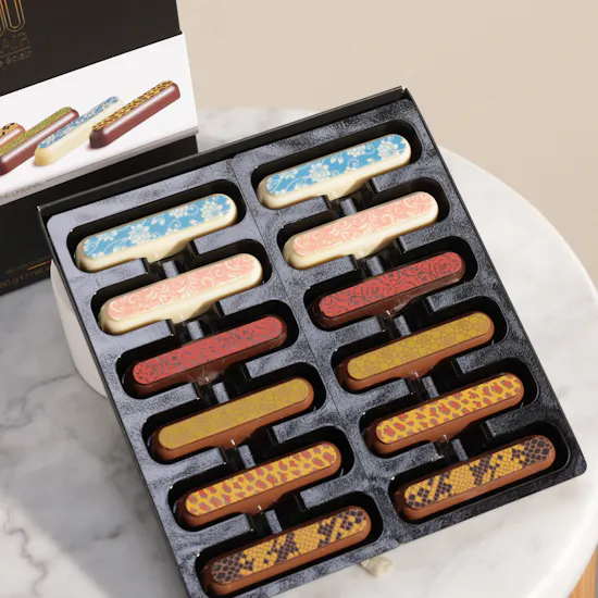 Cho'clair Flatbox Eclair with White Sleeve Box