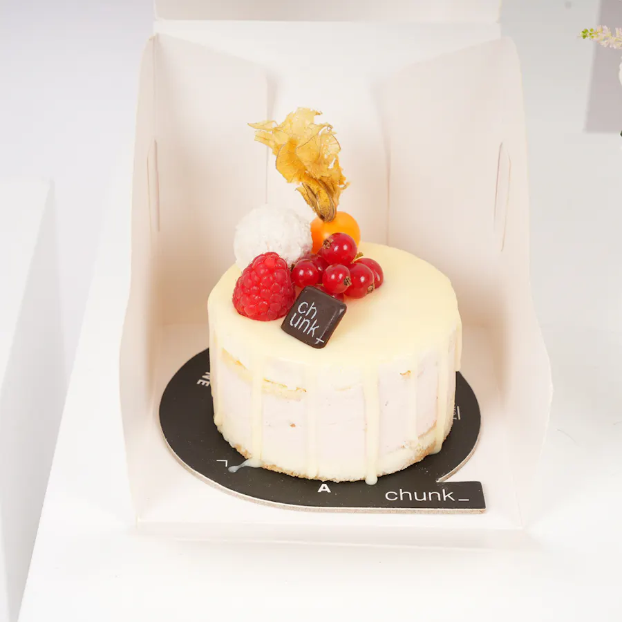 Chunk Crunchy Berries Small Cake | Softness Vase 3