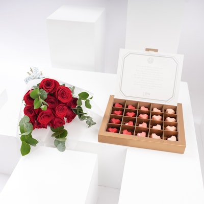 صندوق شوكولاتة الحب من ليفو | باقة 12 جوري أحمر 