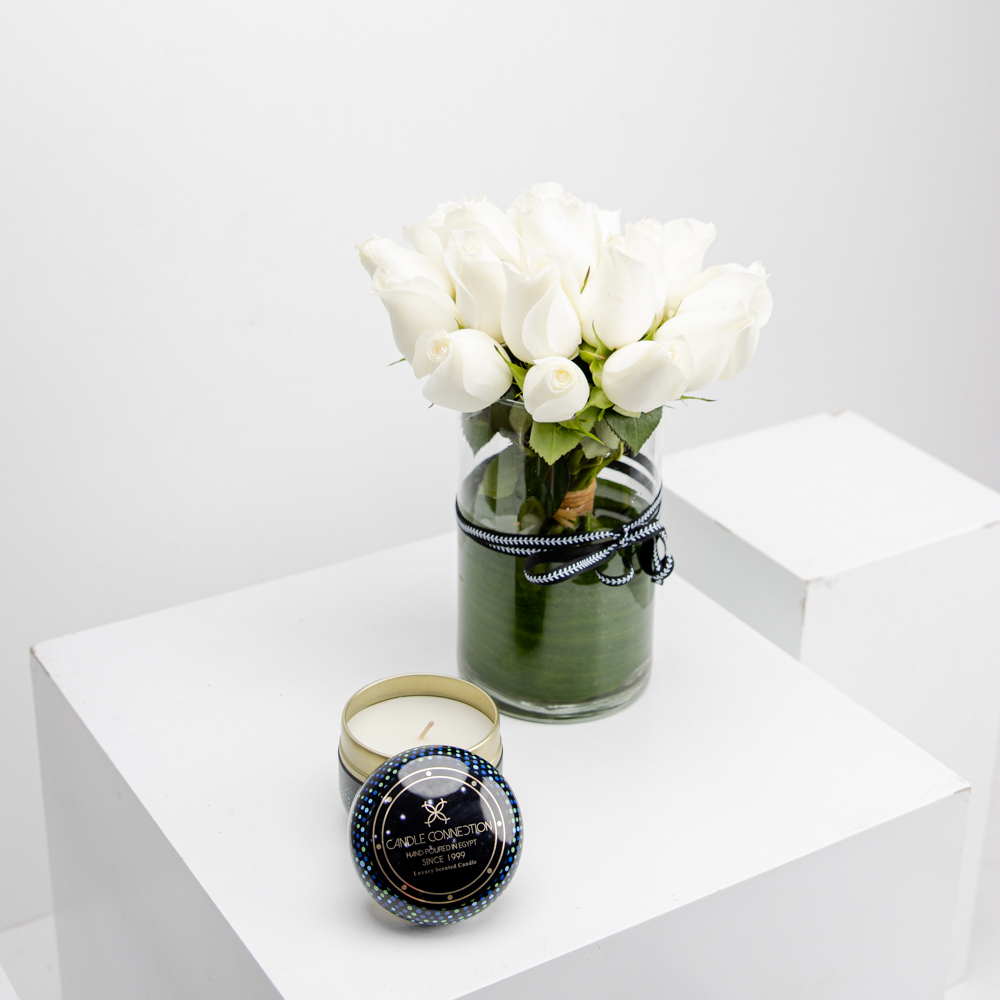 كاندل كونكشن شمعة الكتان الطازج والعنبر الزرقاء مع مزهرية ورود بيضاء