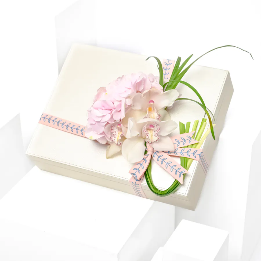 Five Leaves Tea with Delicate Blooms Bouquet  5