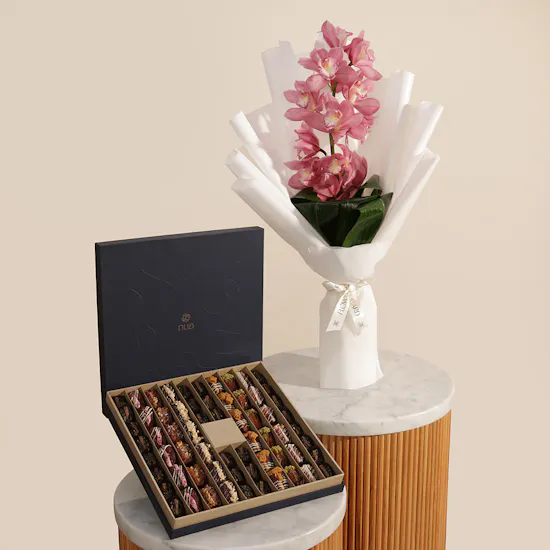 Nua Dates Classic Blue Box | Fancy Flowers Bouquet
