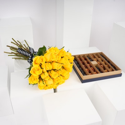 Nua Dates Luxury Gifting Box | Roses Bouquet
