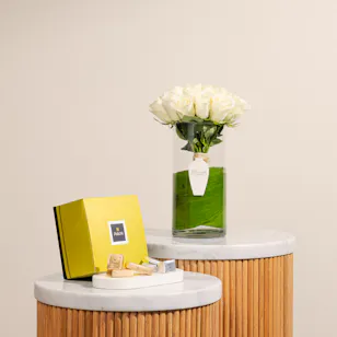Patchi Chocolate 1KG | 20 White Roses Vase Patchi Chocolate 1KG | 20 White Roses Vase