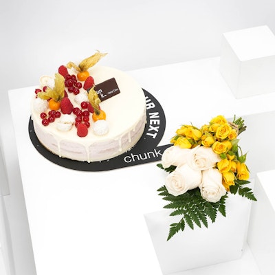 Florals & Crunchy Berries Cake by Chunk 