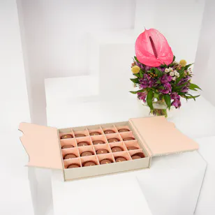 Floward Caramel Chocolate Box | Elegance Vase Floward Caramel Chocolate Box | Elegance Vase