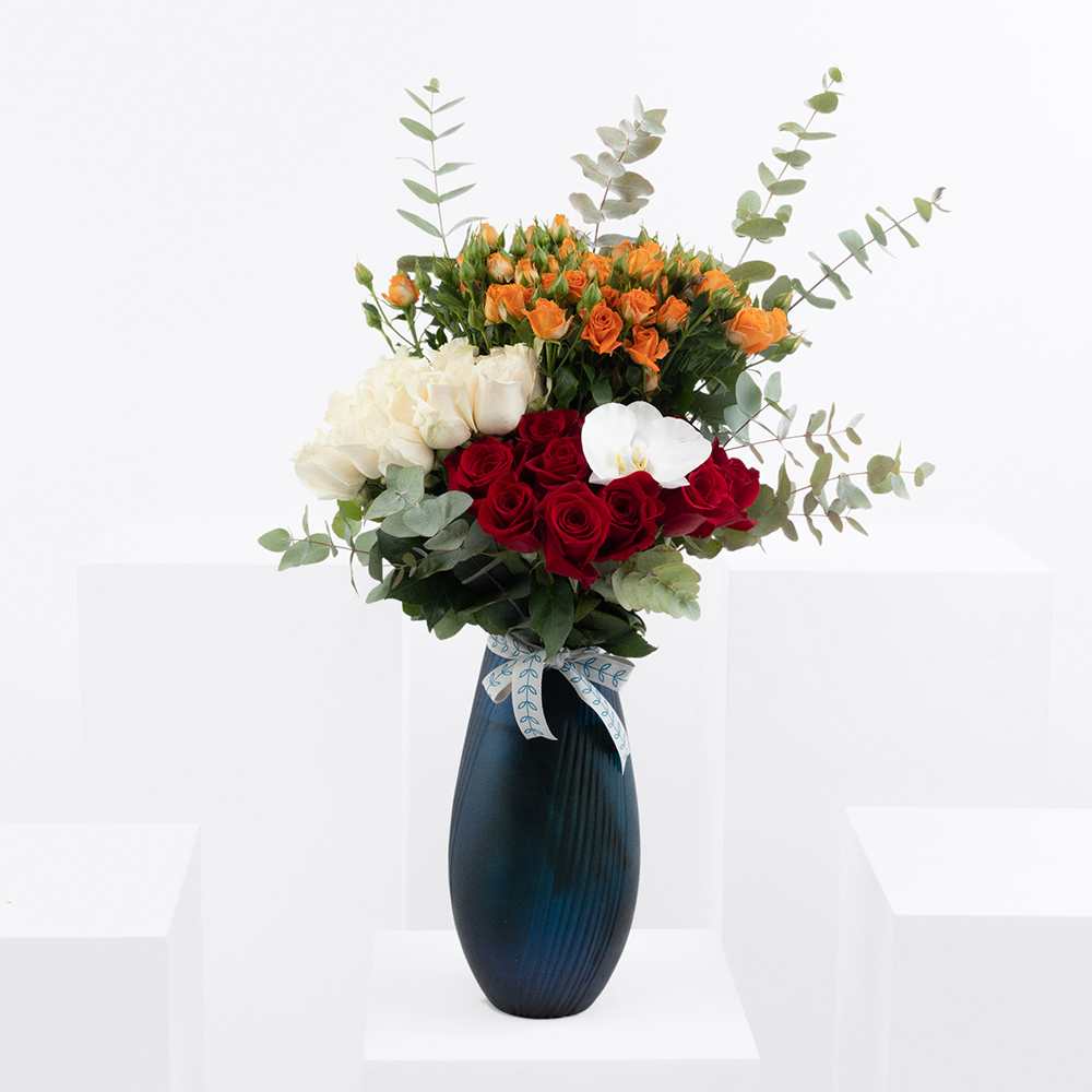 Blue vase clearance with flowers