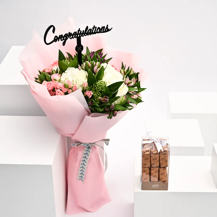 graduation hand bouquet with Levo chocolate  5