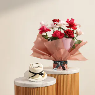 Sweet Atelier Customized by Photo 2026 Graduation Cake | Festive Flower Bouquet