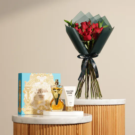 مجموعة عطر ديفاين لو بارفيوم إنتنس للنساء من جان بول غوتييه | زهور حمراء