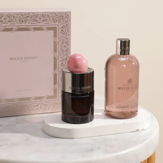 مجموعة هدايا عطر ديليشس روبارب آند روز من مولتون براون