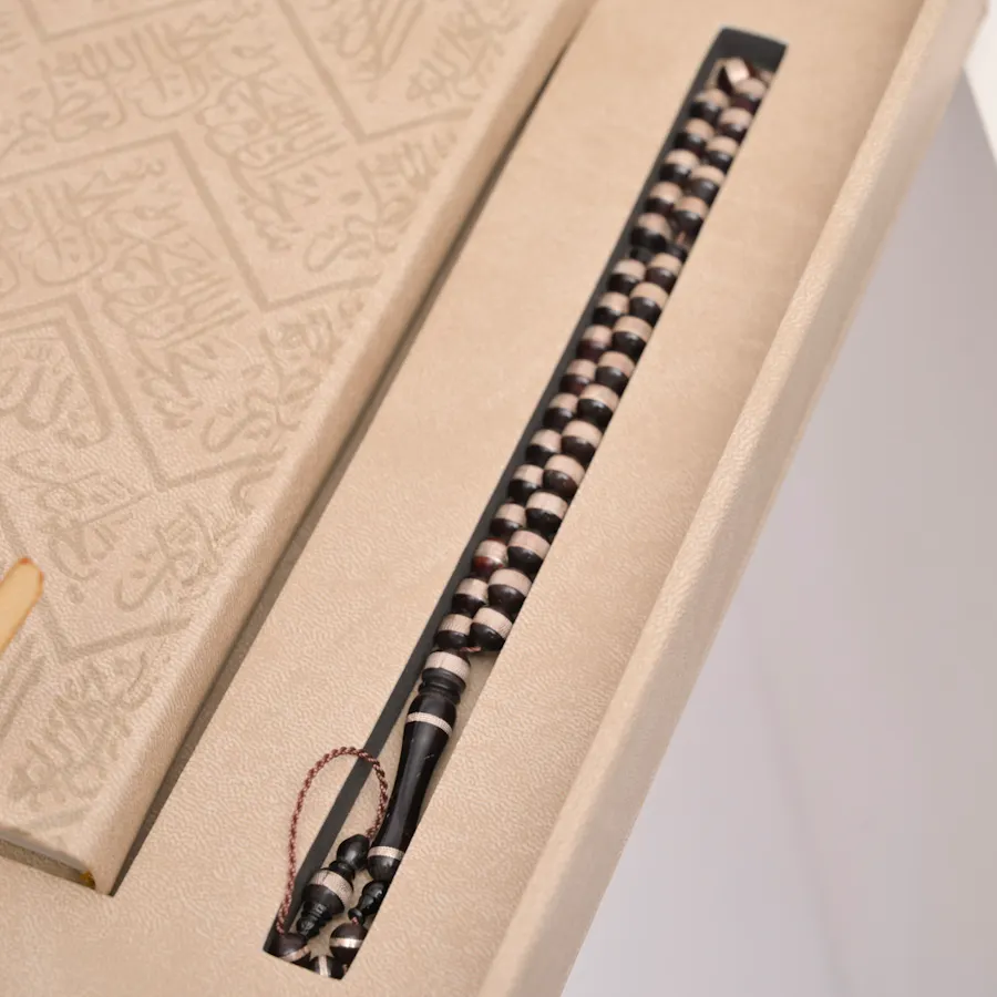 Floward Quran and misbaha Gift Box | White Roses Vase  4