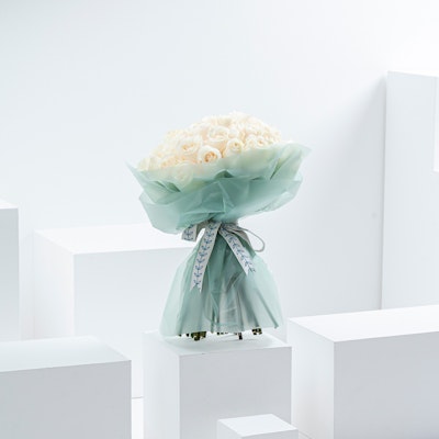 35 White Roses | Green Wrap
