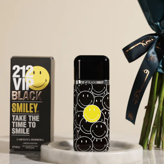 عطر 212 في اي بي بلاك سمايلي للرجال من كارولينا هيريرا | باقة زهور الأب الغالي