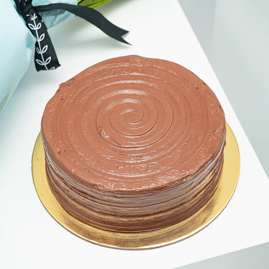 Munch Bakery Chocolate Cake | Yellow Baby Roses 4