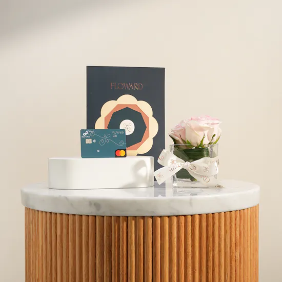 Floward Card | Perfect Catch Roses Vase