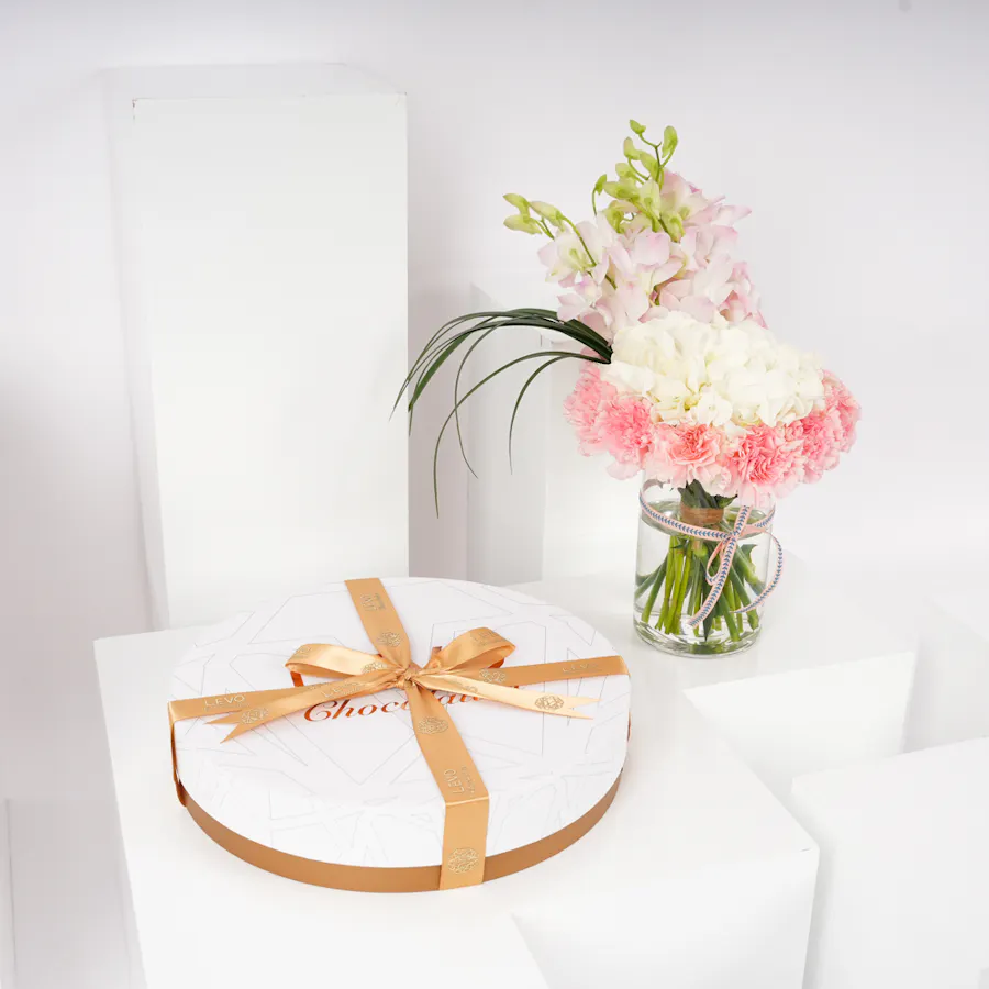 Levo Chocolate Big Box | Blooming Elegance Vase 1