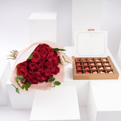 صندوق شوكولاتة الحب من ليفو | باقة 25 جوري أحمر 