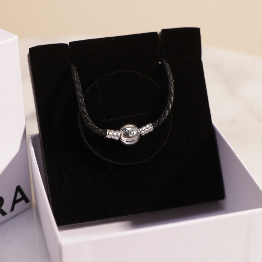 سوار لحظات من الجلد الأسود من باندورا