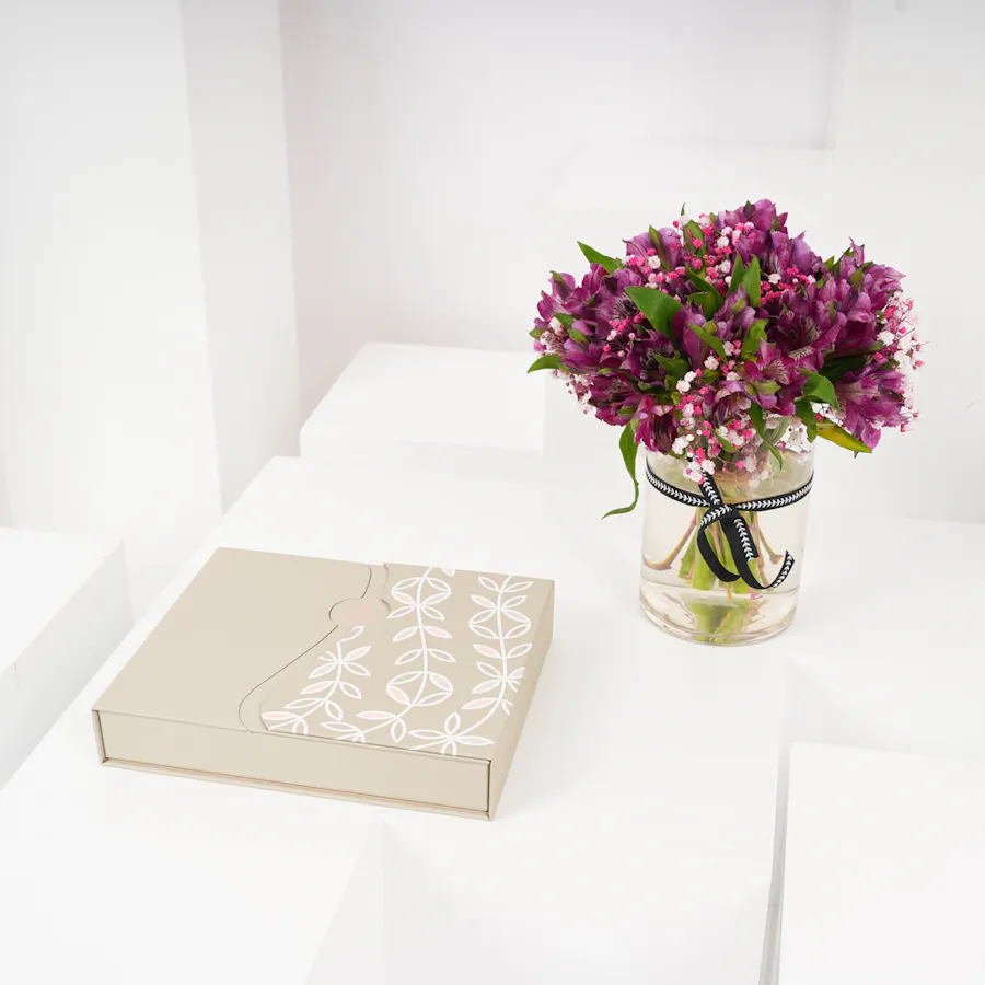 Floward Crunchy Chocolate Box | Dreamy Vase 6
