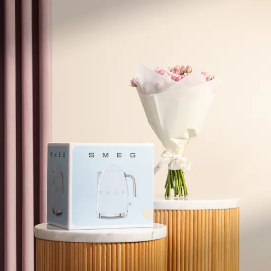 Smeg Retro Style Electric Kettle 1.7 Liter | Baby Roses Bouquet