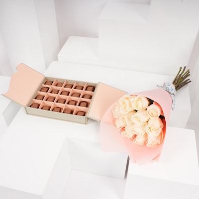 صندوق الشوكولاتة الكرنشي من فلاورد | جوري ابيض