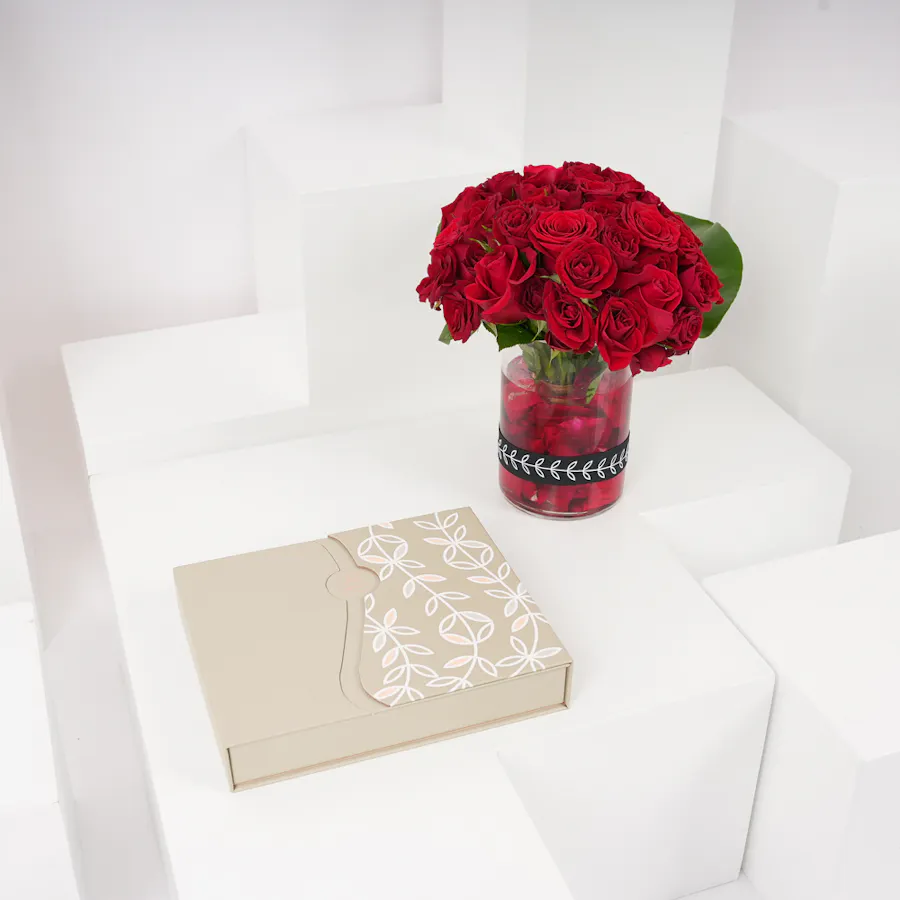 Floward Crunchy Chocolate Box | Red Roses  1