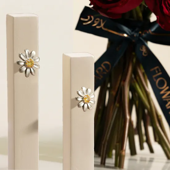 Daisy Marguerite Daisy Silver Women's Stud Earrings | Heartfelt Red Roses Bouquet ♡