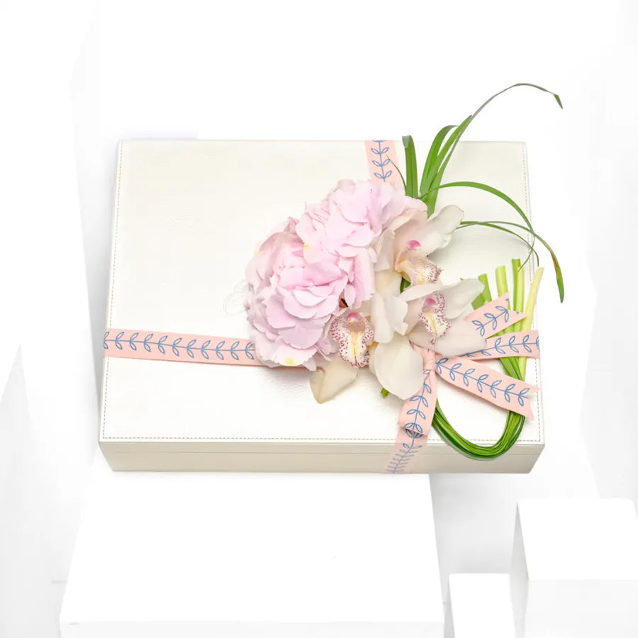 Five Leaves Tea with Delicate Blooms Bouquet  4