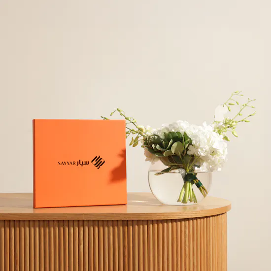 Sayyar Alsomw White Ghutrah | Verdant Grace Flower Vase