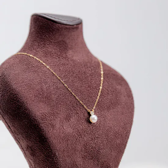 L'azurde Gold Pearl Necklace | White Roses