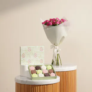 Ladurée Eugénie Medium Gift Box | Iconic Heritage Flowers Bouquet Ladurée Eugénie Medium Gift Box | Iconic Heritage Flowers Bouquet