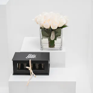 Feel Good Tea Black Discovery Box | 20 White Roses Vase