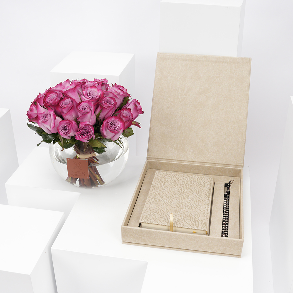 مصحف مع جوري بنفسجي