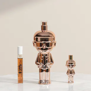 مجموعة عطر آيكونيك بور فيمي او دي بارفيوم للنساء من كارل لاغرفيلد