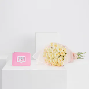 Chiara Ferragni Eyelike Buckle Card Holder Pink | 20 White Roses
