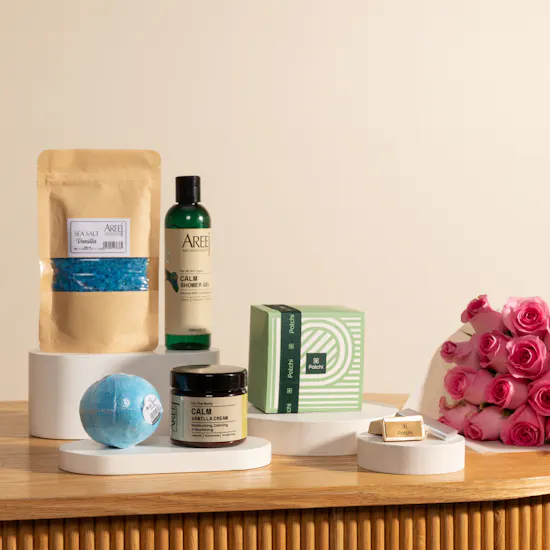 مجموعة الفانيليا من أريج | صندوق شوكولاتة من باتشي وباقة جوري وردي النقاء