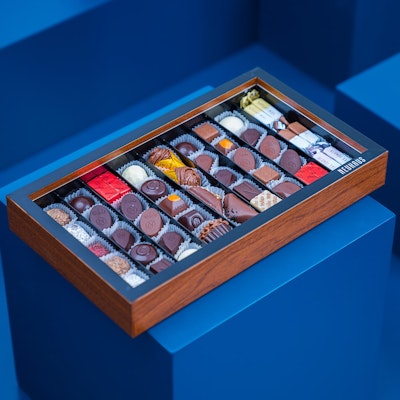 Wooden Neuhaus Hosting Box Mix +/- 43 Chocolates