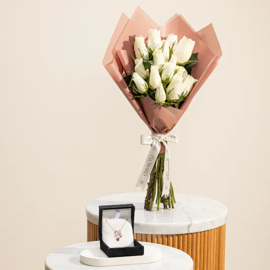 Artsy Mom Love Rose Gold-Plated Necklace | Charming Flower Bouquet